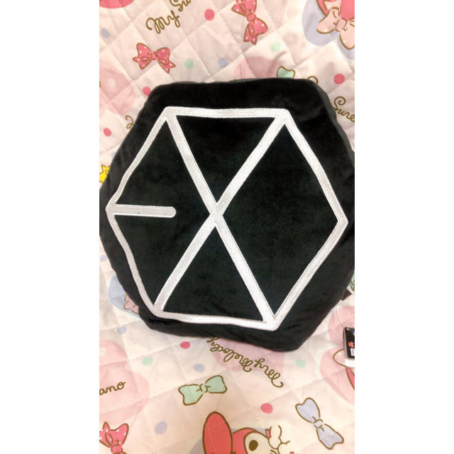 EXO(エクソ)のEXO エクソ ロゴクッション セフン エンタメ/ホビーのタレントグッズ(ミュージシャン)の商品写真