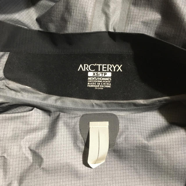 ARC'TERYX(アークテリクス)のアークテリクス ベータ AR xs ブラック バードエイド付 メンズのジャケット/アウター(マウンテンパーカー)の商品写真