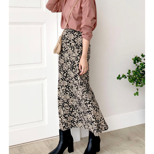Doux archives(ドゥアルシーヴ)のドゥアルシーヴ  デシン花柄スカート ブラック レディースのスカート(ロングスカート)の商品写真