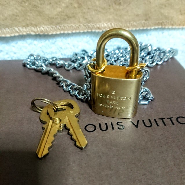 LOUIS VUITTON(ルイヴィトン)のルイヴィトン ゴールドカデナ南京錠、鍵2本付き メンズのアクセサリー(ネックレス)の商品写真