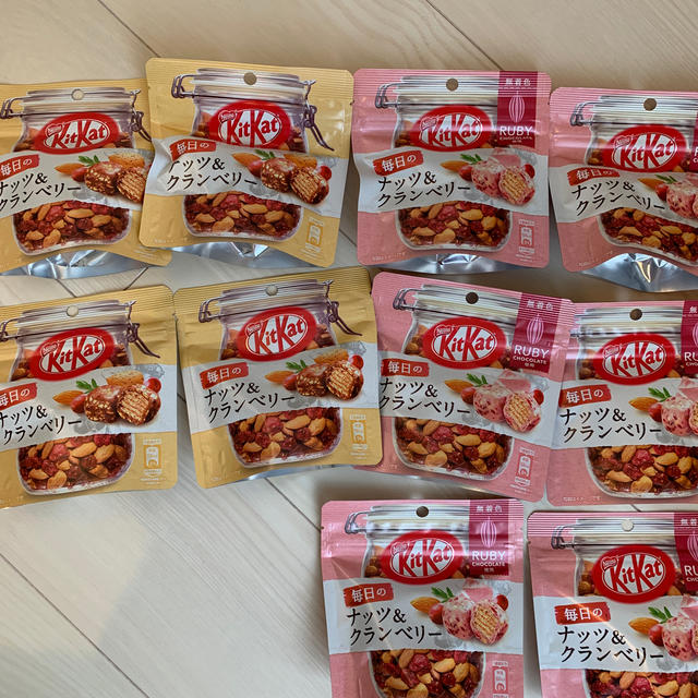 キットカット　ナッツ&クランベリー　31g 食品/飲料/酒の食品(菓子/デザート)の商品写真