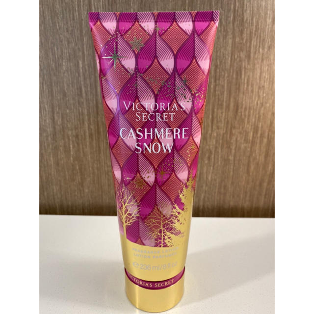 Victoria's Secret(ヴィクトリアズシークレット)のヴィクトリアシークレット  フレグランスローション CASHMERE SNOW コスメ/美容のボディケア(ボディローション/ミルク)の商品写真