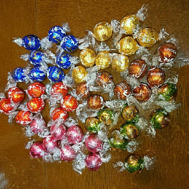 Lindt(リンツ)の72個6種　リンツリンドールチョコレート 食品/飲料/酒の食品(菓子/デザート)の商品写真