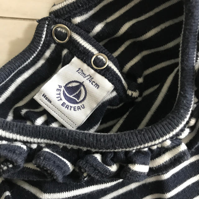 PETIT BATEAU(プチバトー)のプチバトー　襟フリルボーダートップス　12m キッズ/ベビー/マタニティのベビー服(~85cm)(シャツ/カットソー)の商品写真