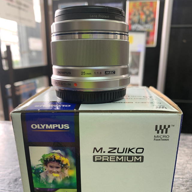 OLYMPUS(オリンパス)の【美品】OLYMPUS M.ZUIKO DIGITAL 25mm F1.8  スマホ/家電/カメラのカメラ(レンズ(単焦点))の商品写真