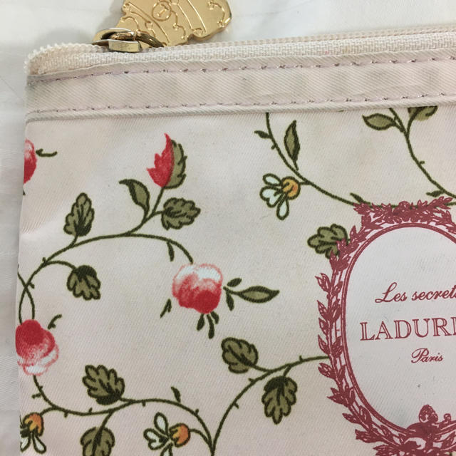 LADUREE(ラデュレ)の【送料込】ラデュレ　テッシュポーチ レディースのファッション小物(ポーチ)の商品写真