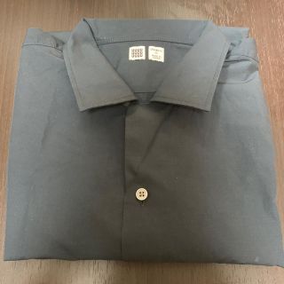 ユニクロ(UNIQLO)のカッターシャツ(ブラック)(シャツ)