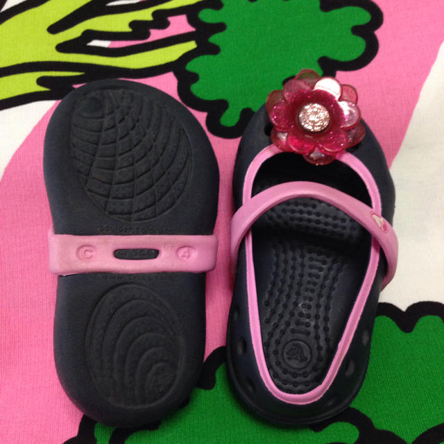 crocs(クロックス)のクロックス フラワーチャーム付き キッズ/ベビー/マタニティのベビー靴/シューズ(~14cm)(サンダル)の商品写真