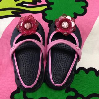 クロックス(crocs)のクロックス フラワーチャーム付き(サンダル)