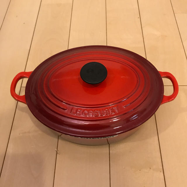 LE CREUSET(ルクルーゼ)のLE CREUSET ホーロー鍋 23cm レッド インテリア/住まい/日用品のキッチン/食器(鍋/フライパン)の商品写真