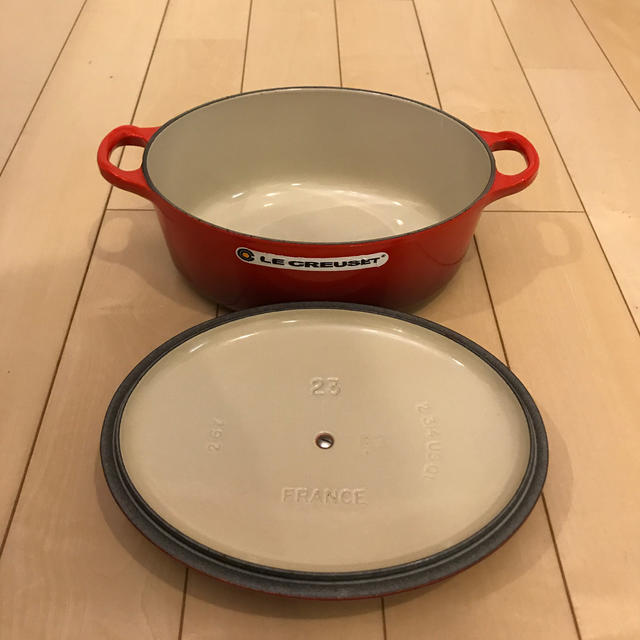 LE CREUSET(ルクルーゼ)のLE CREUSET ホーロー鍋 23cm レッド インテリア/住まい/日用品のキッチン/食器(鍋/フライパン)の商品写真