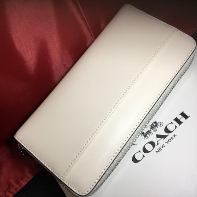 COACH(コーチ)のプレゼントにも❤️新品コーチ×スヌーピー正規品ラウンドファスナー長財布 レディースのファッション小物(財布)の商品写真