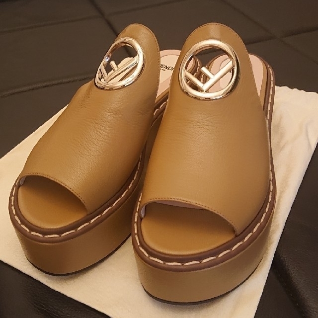 FENDI(フェンディ)の新品✨FENDIサンダル レディースの靴/シューズ(サンダル)の商品写真