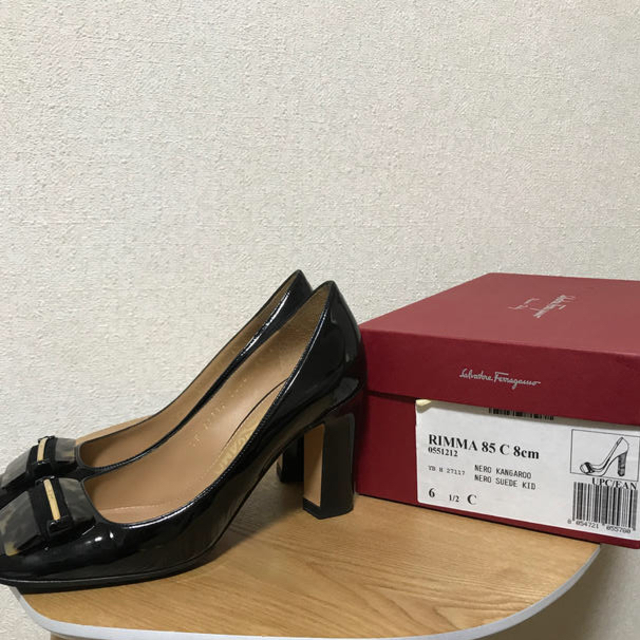 Salvatore Ferragamo(サルヴァトーレフェラガモ)のお値下げ！新品 未使用 サルバトーレフェラガモ パンプス レディースの靴/シューズ(ハイヒール/パンプス)の商品写真