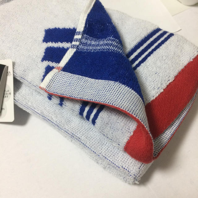 adidas(アディダス)のアディダス 汗拭きタオル 新品 インテリア/住まい/日用品の日用品/生活雑貨/旅行(タオル/バス用品)の商品写真