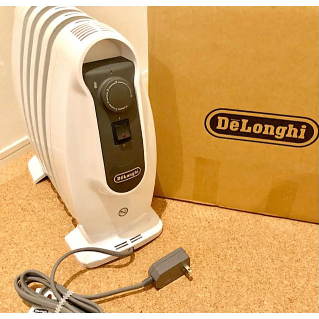 DeLonghi(デロンギ)のDelonghi  オイルヒーター ピュアホワイト＋ミディアムグレー スマホ/家電/カメラの冷暖房/空調(オイルヒーター)の商品写真