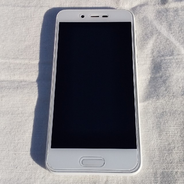 AQUOS(アクオス)のAQUOS sense lite SH-M05 white スマホ/家電/カメラのスマートフォン/携帯電話(スマートフォン本体)の商品写真