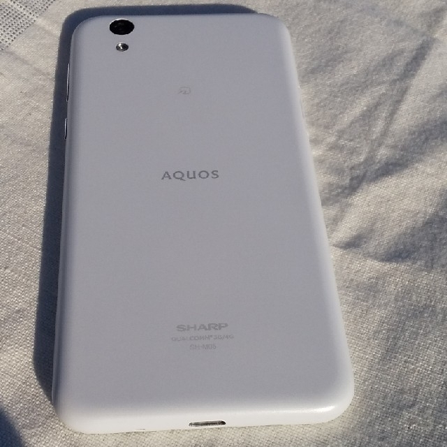 AQUOS(アクオス)のAQUOS sense lite SH-M05 white スマホ/家電/カメラのスマートフォン/携帯電話(スマートフォン本体)の商品写真