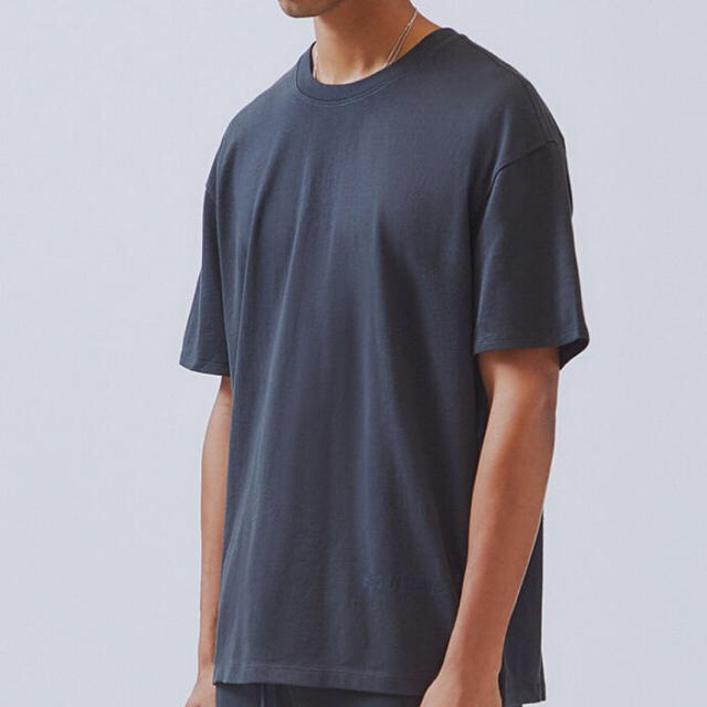 FEAR OF GOD(フィアオブゴッド)の新品　FOG ESSENTIALS BOXY T-SHIRT ブラック　Lサイズ メンズのトップス(Tシャツ/カットソー(半袖/袖なし))の商品写真