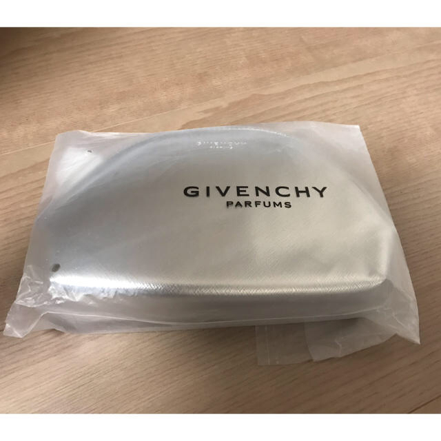 GIVENCHY(ジバンシィ)のGIVENCHY シルバーポーチ レディースのファッション小物(ポーチ)の商品写真