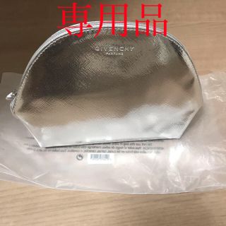 GIVENCHY(ポーチ ・ シルバー/銀色系)のフリマアイテム一覧 GIVENCHY(ポーチ ・ シルバー/銀色系)のフリマアイテム一覧
