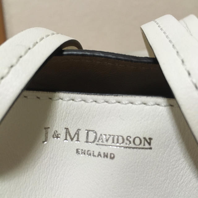 J&M DAVIDSON(ジェイアンドエムデヴィッドソン)のJ & M DAVIDSON ミニデイジーウィズスタッズ レディースのバッグ(ハンドバッグ)の商品写真