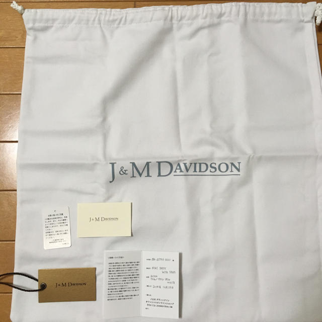 J&M DAVIDSON(ジェイアンドエムデヴィッドソン)のJ & M DAVIDSON ミニデイジーウィズスタッズ レディースのバッグ(ハンドバッグ)の商品写真