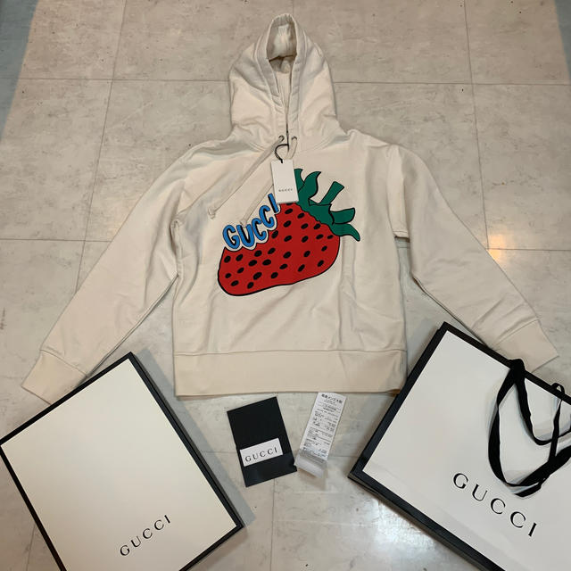 Gucci(グッチ)のGUCCI パーカー　イチゴ メンズのトップス(パーカー)の商品写真