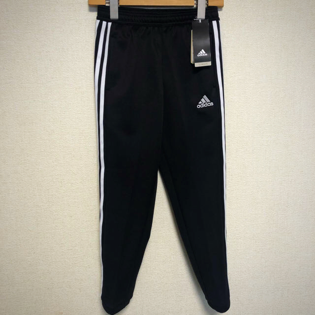 adidas(アディダス)の【新品】adidas アディダス キッズ 130 ジャージ 黒 ズボン キッズ/ベビー/マタニティのキッズ服男の子用(90cm~)(パンツ/スパッツ)の商品写真