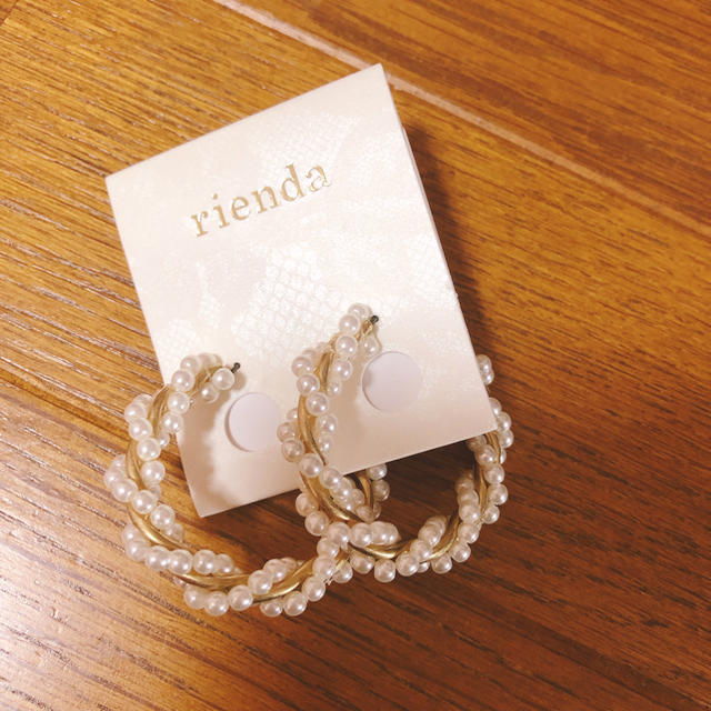 rienda(リエンダ)のrienda♡ツイストFパールリングピアス レディースのアクセサリー(ピアス)の商品写真