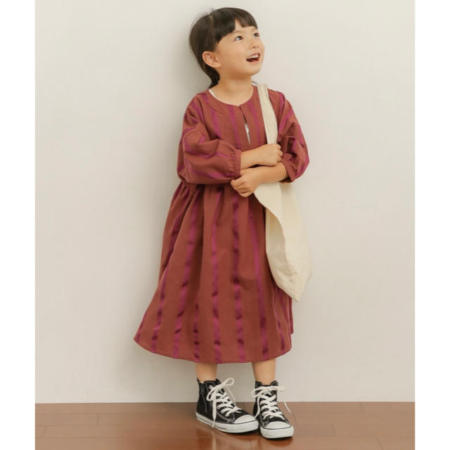 URBAN RESEARCH DOORS(アーバンリサーチドアーズ)の【新品】URBAN RESEARCH DOORS サテンストライプワンピース キッズ/ベビー/マタニティのキッズ服女の子用(90cm~)(ワンピース)の商品写真