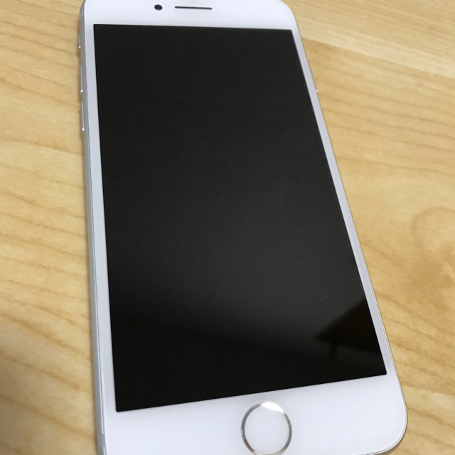 Apple(アップル)のiPhone7 32GB au simロック解除済 スマホ/家電/カメラのスマートフォン/携帯電話(スマートフォン本体)の商品写真