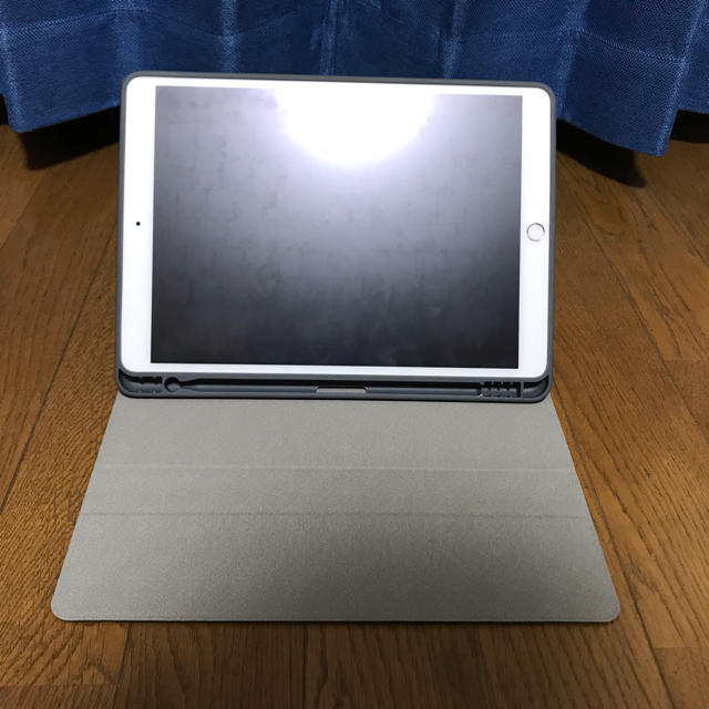 iPad(アイパッド)のipad カバー 10.2,10.5インチ用  グレー ipadair スマホ/家電/カメラのスマホアクセサリー(iPadケース)の商品写真