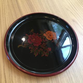 丸盆　牡丹　漆器　塗り絵　黒塗　朱塗　木製　美品(テーブル用品)