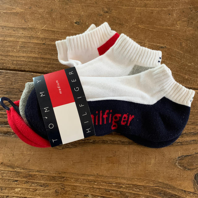 TOMMY HILFIGER(トミーヒルフィガー)の未使用　トミーヒルフィガー　3足組　18〜22㎝？ キッズ/ベビー/マタニティのこども用ファッション小物(靴下/タイツ)の商品写真