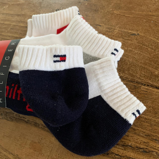 TOMMY HILFIGER(トミーヒルフィガー)の未使用　トミーヒルフィガー　3足組　18〜22㎝？ キッズ/ベビー/マタニティのこども用ファッション小物(靴下/タイツ)の商品写真