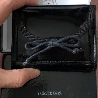 ポーター(PORTER)のPORTER GIRL 三つ折り財布　エナメル　黒(財布)