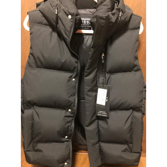 GUESS(ゲス)の定価18000円　冬物新作⭐︎ GUESS HOODED DOWN VEST レディースのジャケット/アウター(ダウンベスト)の商品写真