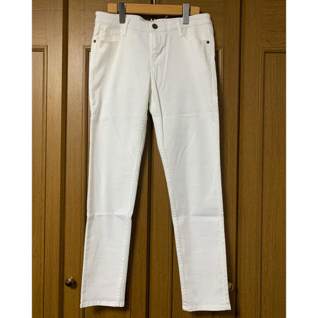 PEACH JOHN(ピーチジョン)の新品タグ付き☆ピーチジョンの白色パンツ レディースのパンツ(デニム/ジーンズ)の商品写真