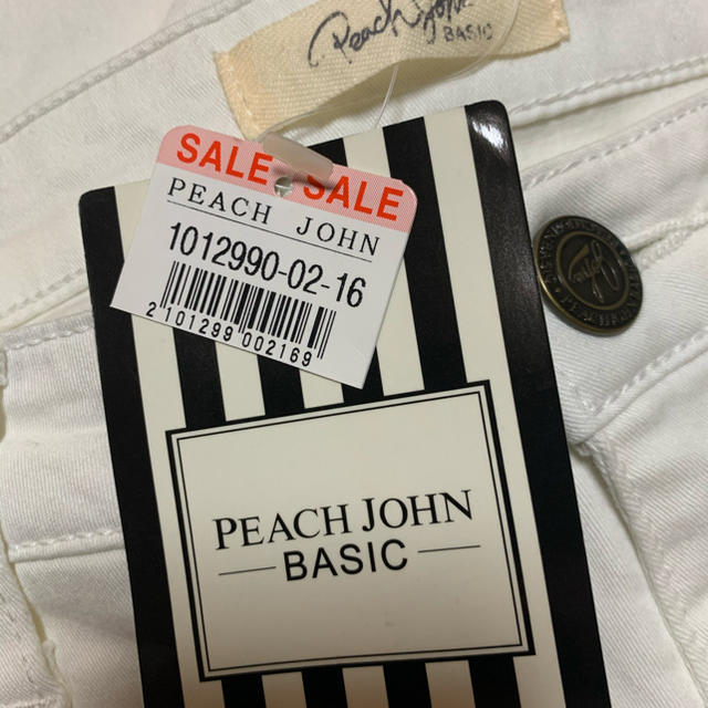 PEACH JOHN(ピーチジョン)の新品タグ付き☆ピーチジョンの白色パンツ レディースのパンツ(デニム/ジーンズ)の商品写真