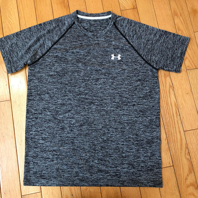 UNDER ARMOUR(アンダーアーマー)のコト様専用！　　　値下げしました！アンダーアーマー　黒TシャツsizeM メンズのトップス(Tシャツ/カットソー(半袖/袖なし))の商品写真