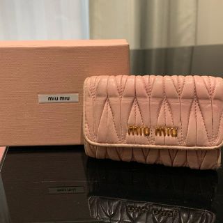 ミュウミュウ(miumiu)のmiumiu マトラッセ キーケース 6連 ピンク(キーケース)