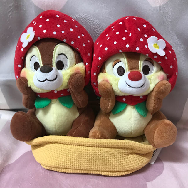 Disney(ディズニー)のディズニー　イチゴ　いちご　ぬいぐるみ　チップ　デール エンタメ/ホビーのおもちゃ/ぬいぐるみ(キャラクターグッズ)の商品写真