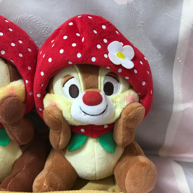 Disney(ディズニー)のディズニー　イチゴ　いちご　ぬいぐるみ　チップ　デール エンタメ/ホビーのおもちゃ/ぬいぐるみ(キャラクターグッズ)の商品写真