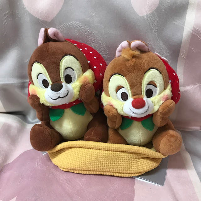 Disney(ディズニー)のディズニー　イチゴ　いちご　ぬいぐるみ　チップ　デール エンタメ/ホビーのおもちゃ/ぬいぐるみ(キャラクターグッズ)の商品写真