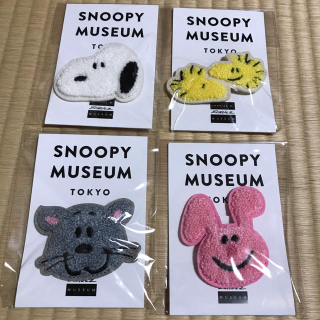 SNOOPY(スヌーピー)のスヌーピーミュージアム　サガラ織バッジ エンタメ/ホビーのおもちゃ/ぬいぐるみ(キャラクターグッズ)の商品写真