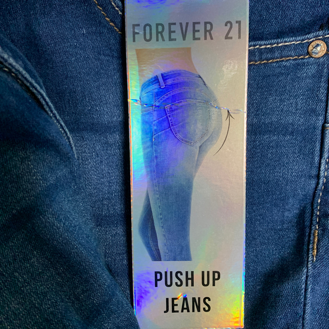 FOREVER 21(フォーエバートゥエンティーワン)のプッシュアップ　スキニージーンズ レディースのパンツ(デニム/ジーンズ)の商品写真