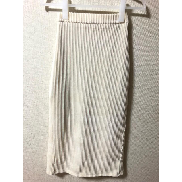 GU(ジーユー)の✨anco様専用✨ジーユー  ベロアナローミディスカート XS レディースのスカート(ひざ丈スカート)の商品写真