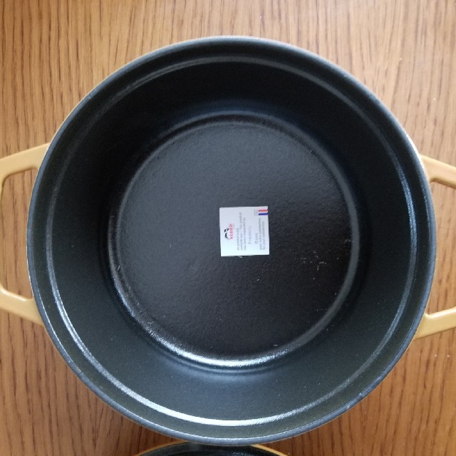 STAUB(ストウブ)のピコココットラウンド　18cm  マスタード インテリア/住まい/日用品のキッチン/食器(鍋/フライパン)の商品写真