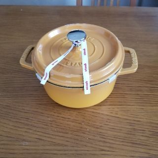 ストウブ(STAUB)のピコココットラウンド　18cm  マスタード(鍋/フライパン)